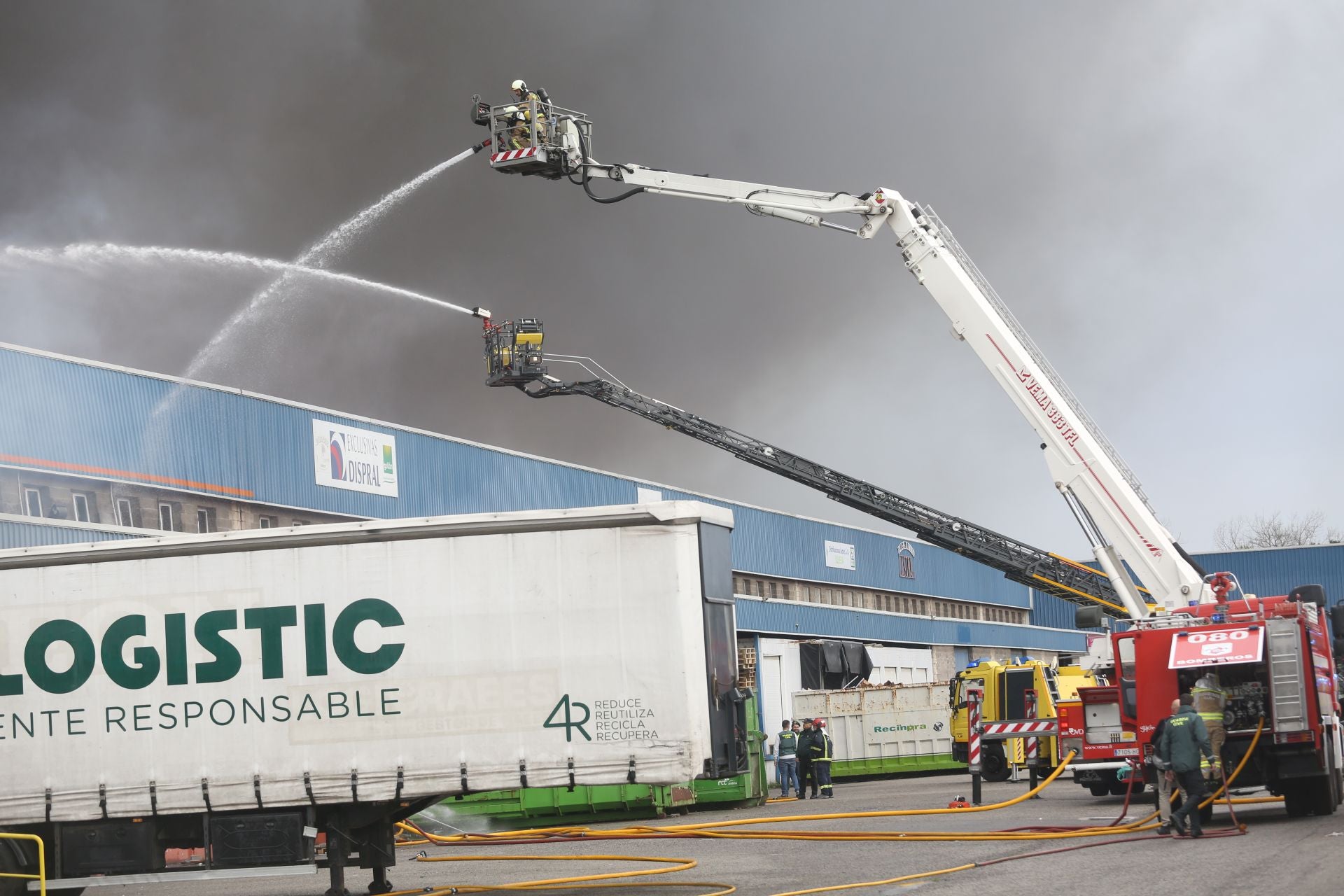 Así ha sido el pavoroso incendio en Silvota que ha calcinado dos empresas