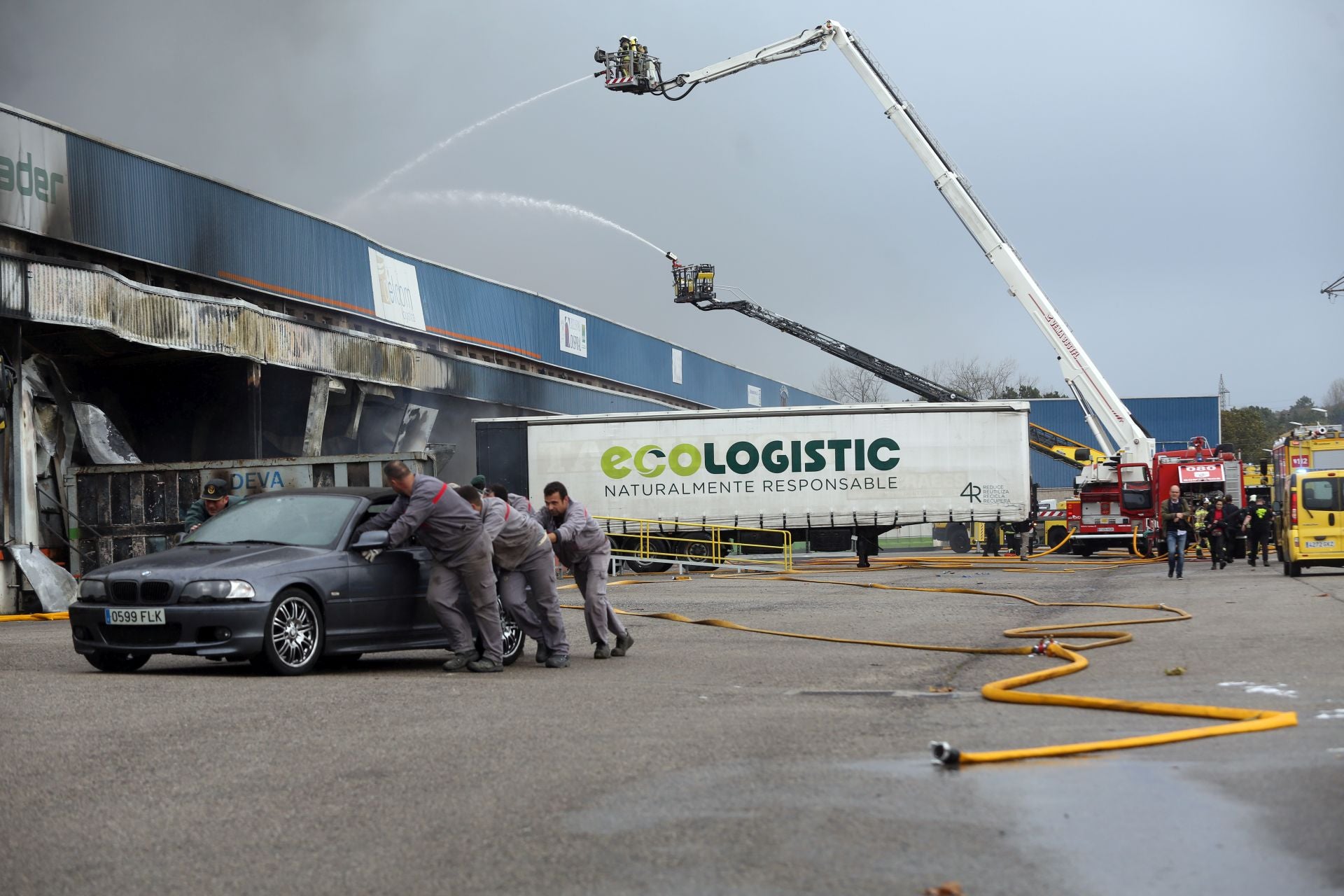 Así ha sido el pavoroso incendio en Silvota que ha calcinado dos empresas