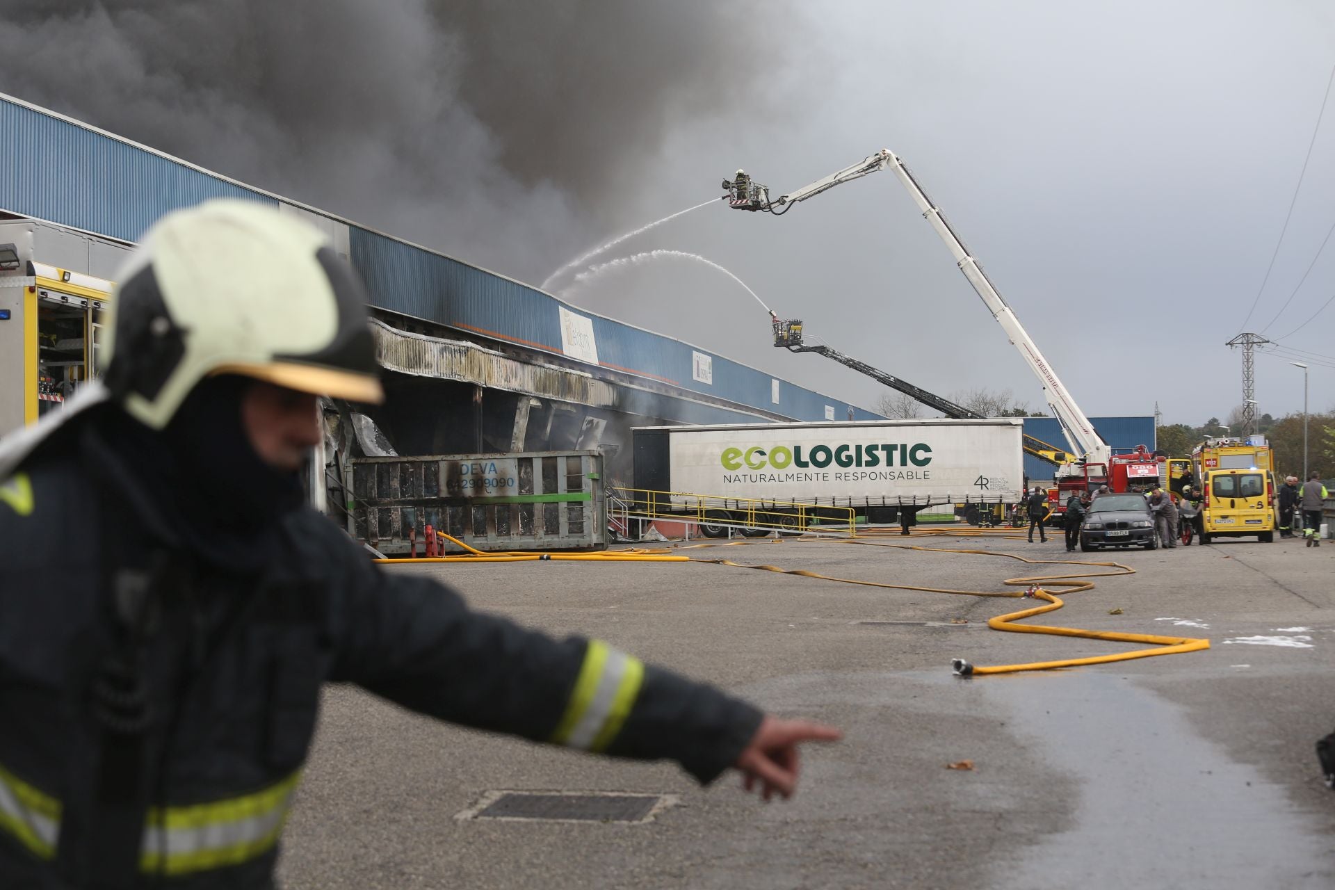 Así ha sido el pavoroso incendio en Silvota que ha calcinado dos empresas