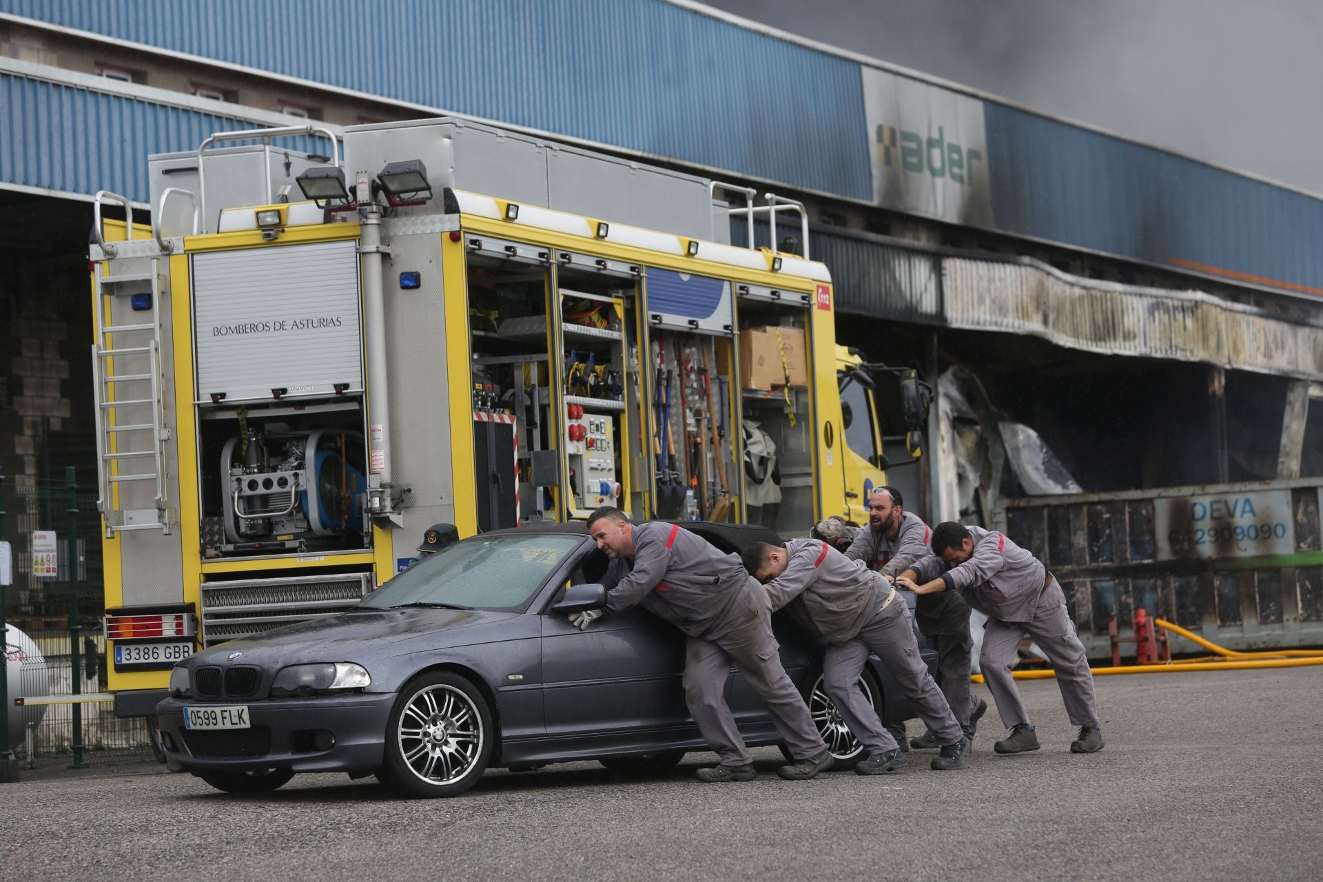 Así ha sido el pavoroso incendio en Silvota que ha calcinado dos empresas