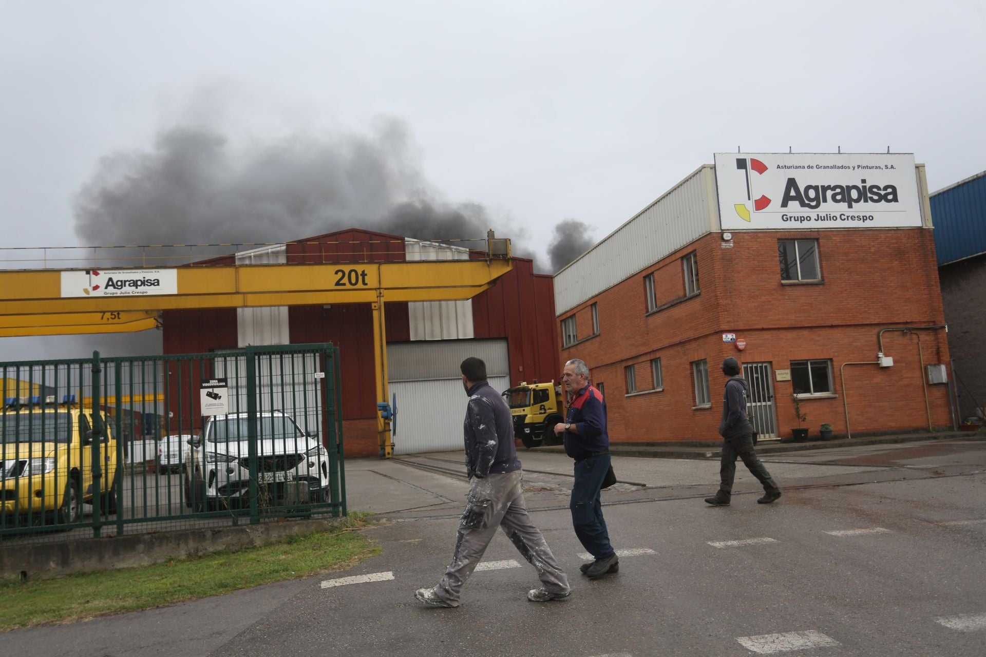 Así ha sido el pavoroso incendio en Silvota que ha calcinado dos empresas