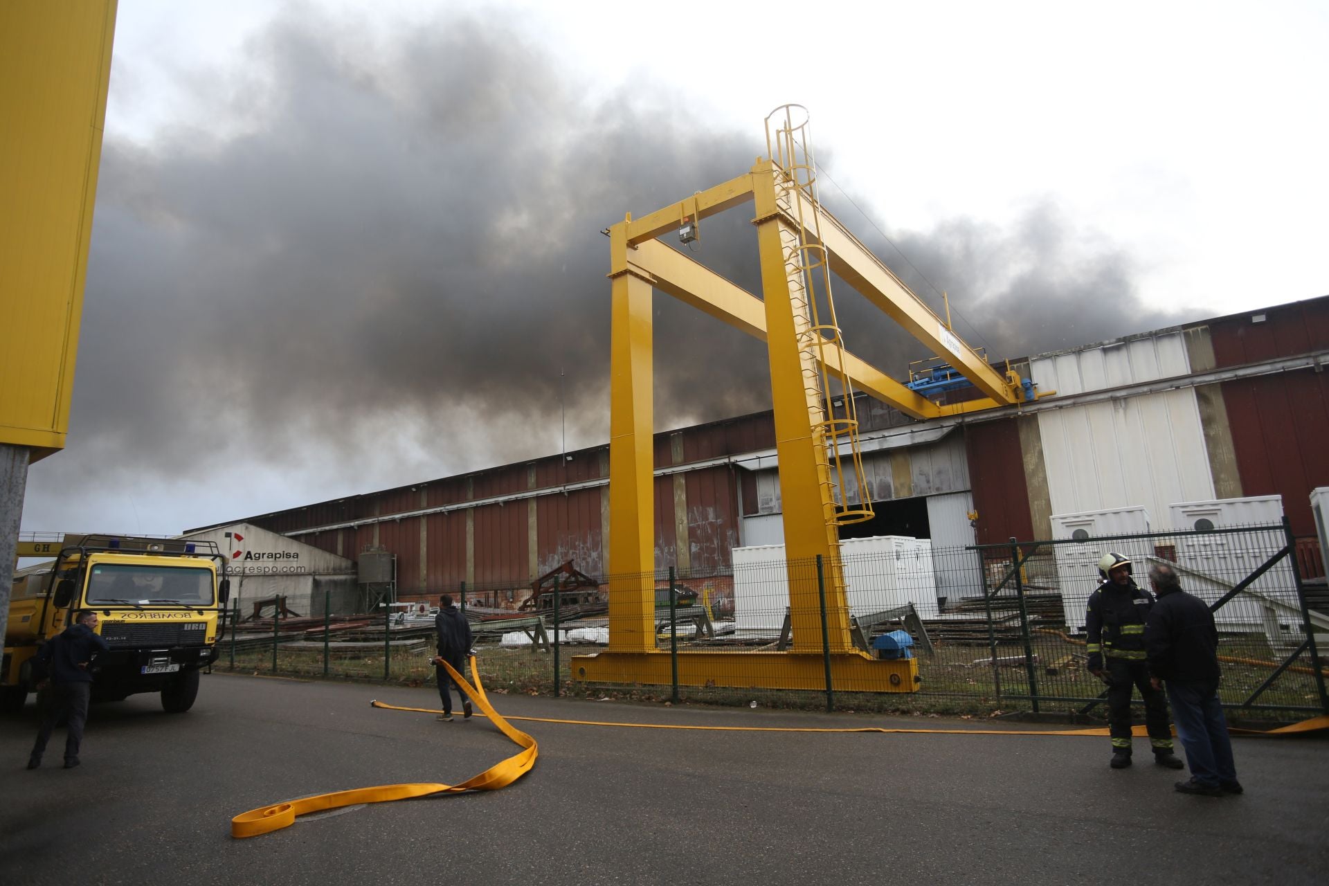 Así ha sido el pavoroso incendio en Silvota que ha calcinado dos empresas