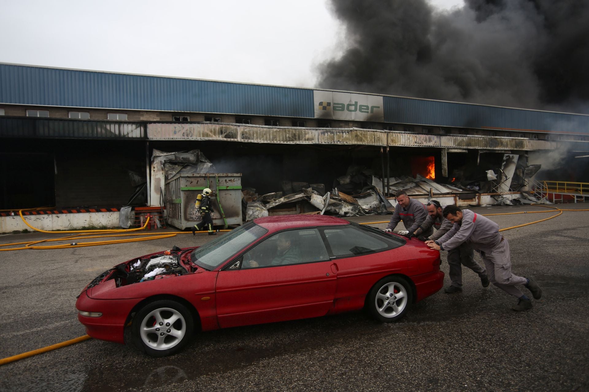 Así ha sido el pavoroso incendio en Silvota que ha calcinado dos empresas