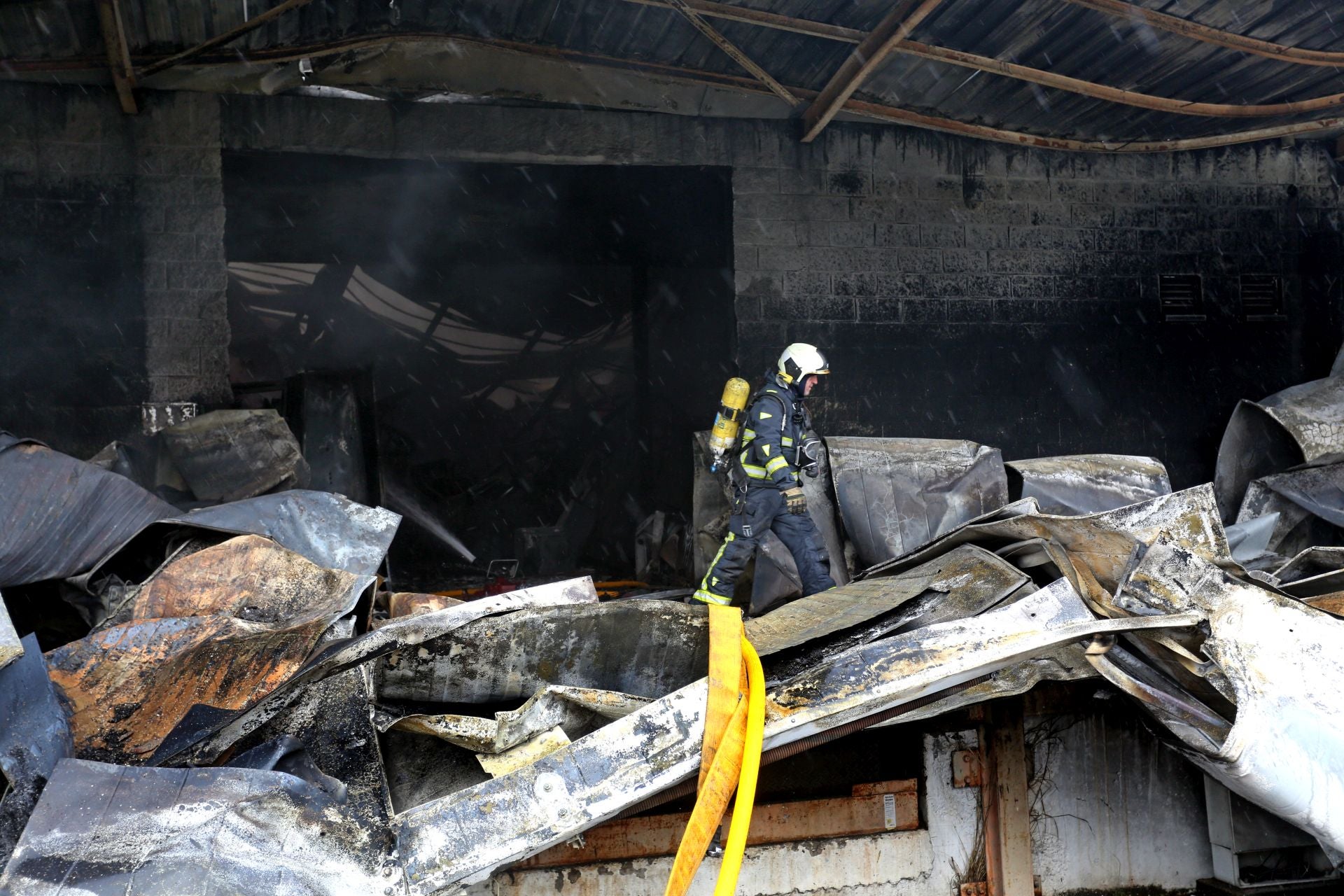 Así ha sido el pavoroso incendio en Silvota que ha calcinado dos empresas