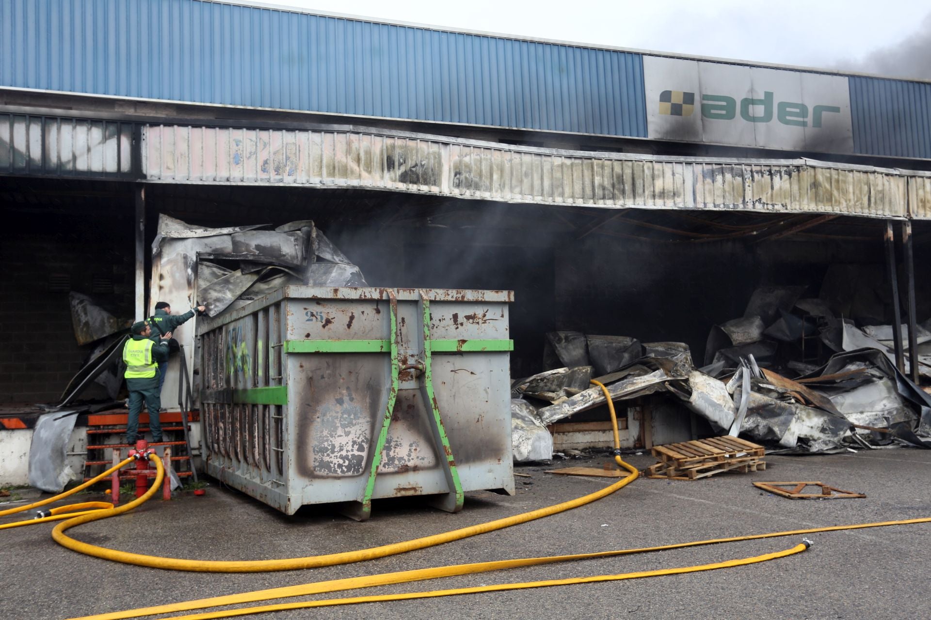 Así ha sido el pavoroso incendio en Silvota que ha calcinado dos empresas