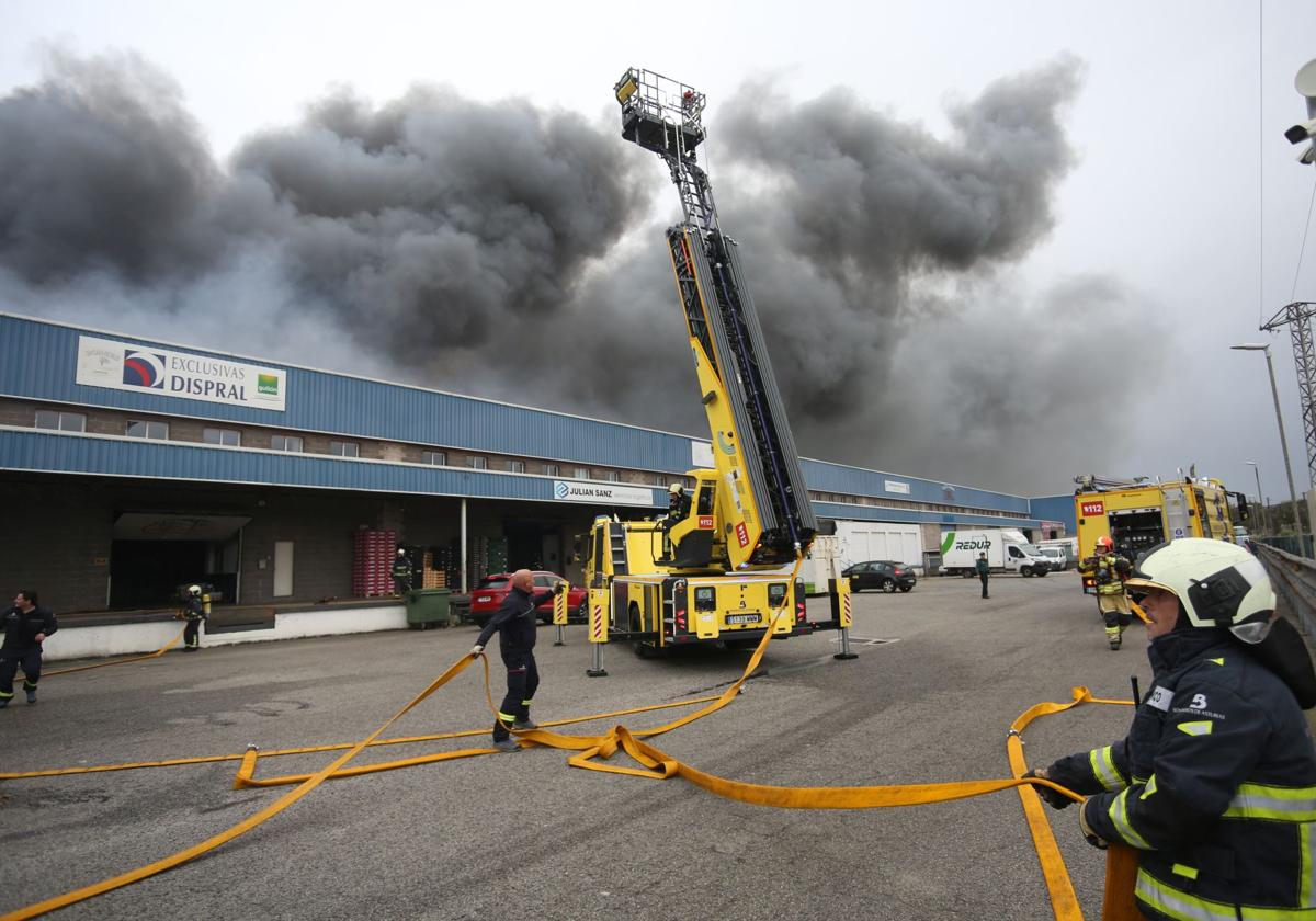 Así ha sido el pavoroso incendio en Silvota que ha calcinado dos empresas