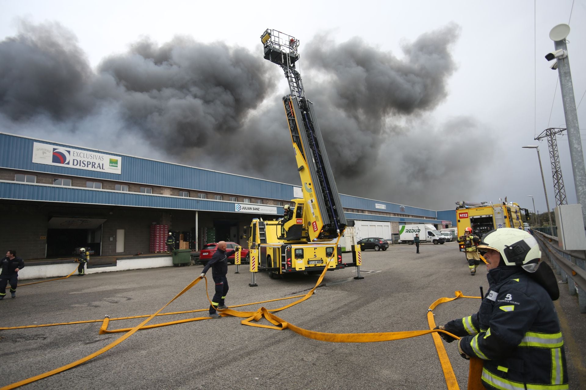 Así ha sido el pavoroso incendio en Silvota que ha calcinado dos empresas