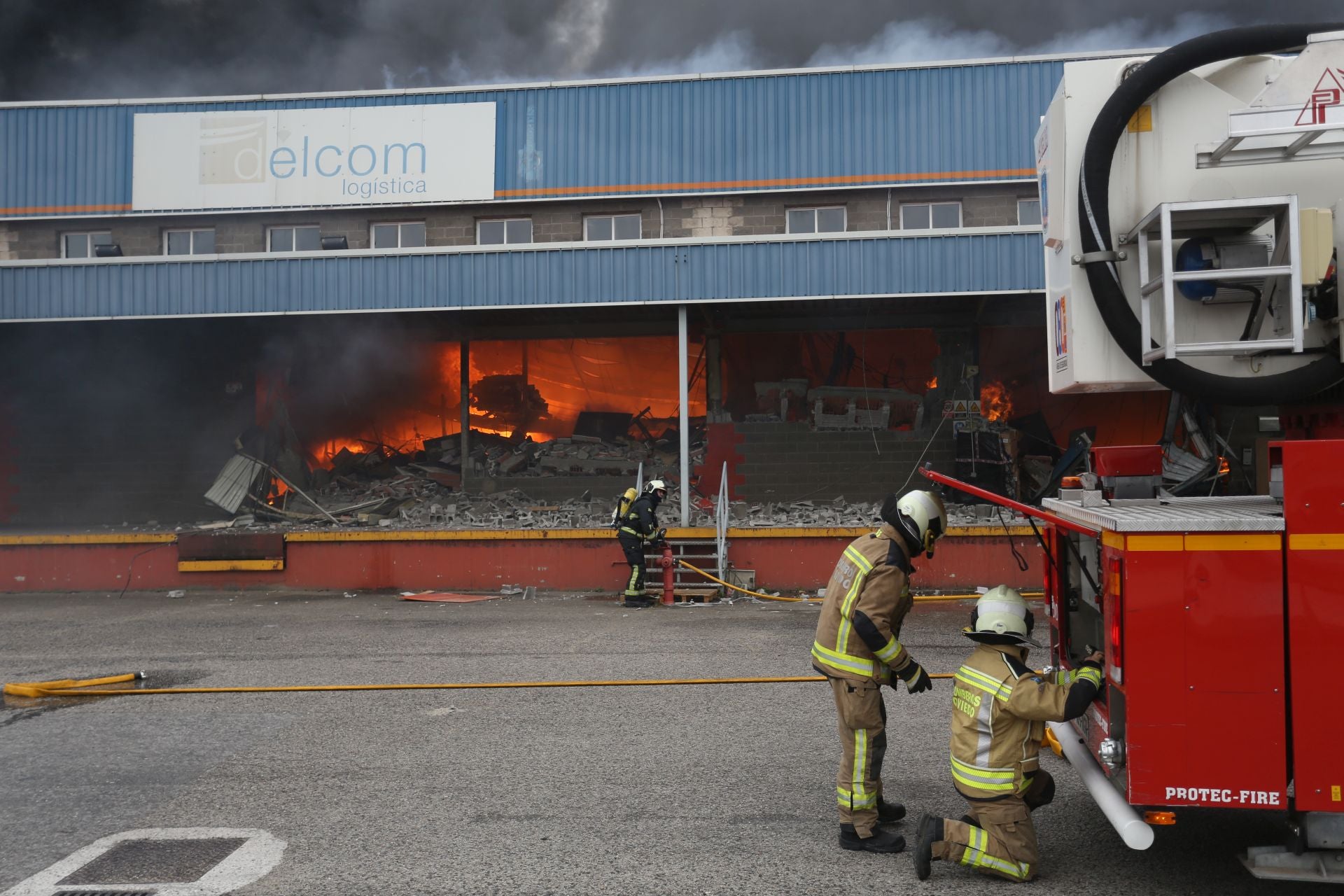 Así ha sido el pavoroso incendio en Silvota que ha calcinado dos empresas