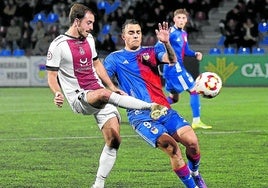 Josín, en una acción del encuentro entre el Real Avilés y el Langreo, disputado el pasado sábado.