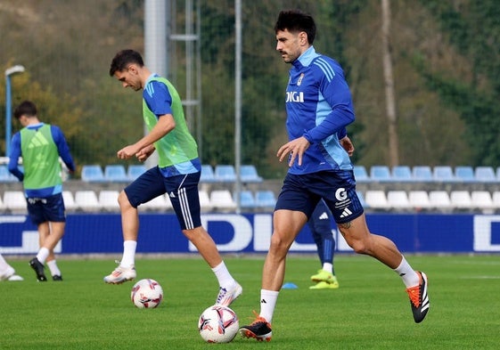 David Costas avanza, ayer, con el balón durante la sesión de entrenamiento del Real Oviedo.