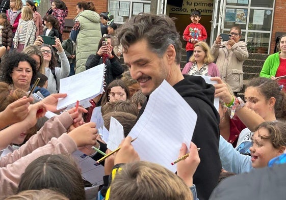 Fans de 'Los 4 Fantásticos', en el Calatrava de Oviedo, donde se está rodando la nueva película de Marvel.