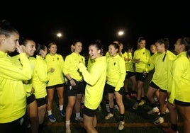 Las jugadoras del Sporting Femenino, antes de iniciar anoche el entrenamiento en Mareo.