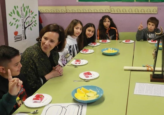 La directora de la Fundacion Princesa de Asturias, Teresa Sanjurjo, en el desayuno que compartió con el alumnado de 5º de Primaria del colegio Pumarín de Gijón.