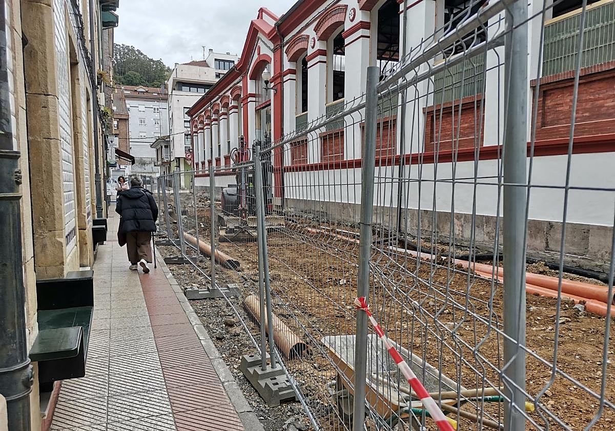 Calzada levantada en la calle Maliayo, junto al Mercado de Abastos de Villaviciosa.