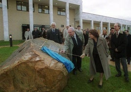 Vicente Álvarez Areces, Paz Fernández Felgueroso y Jesús Morales, en la inauguración del cementerio de Deva, en 1999.