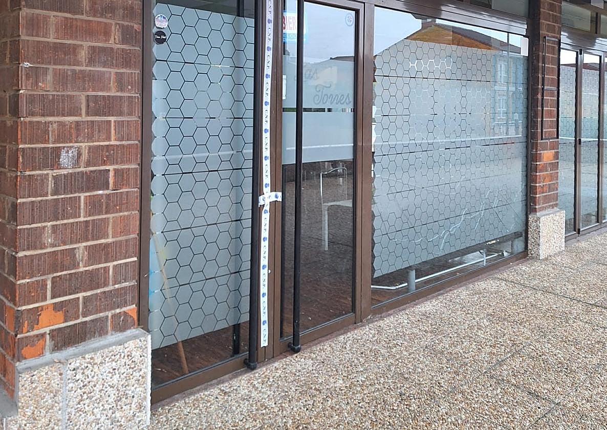 El bar donde se produjo el tiroteo continúa cerrado y precientado.