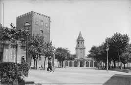 Agosto de 1928. Campo Valdés e iglesia de San Pedro original, con la torre más rica en ornato.