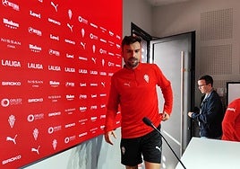 Albés, este mediodía, a su llegada a la sala de prensa de Mareo.