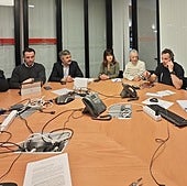 El centro de coordinación operativa activado ayer para atender el incendio de Silvota estaba compuesto, por la izquierda, por el alcalde de Llanera, Gerardo Sánz, el director general y gerente en funciones David Villar, el consejero de Fomento y Prevención de Incendios, Alejandro Calvo, y técnicos del 112 y Protección Civil y un mando de bomberos.