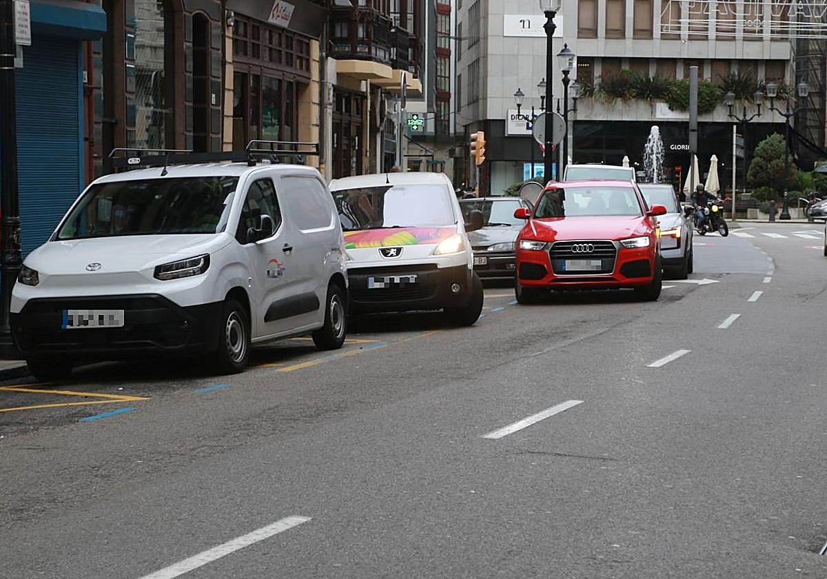 Coches mal aparcados en la calle los Moros, en Gijón.