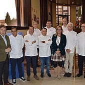 En primera fila: José Luis Álvarez Almeida, Isaac Loya, Javier Loya, Pedro Morán, Lara Álvarez, Roberto Riginelli, Juan Ramón Sánchez y Alfredo García Quintana; en segunda fila: Juan Rivero, Marcos Morán y David Menéndez, durante la presentación de la gala.