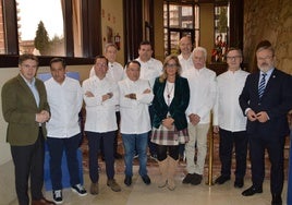 En primera fila: José Luis Álvarez Almeida, Isaac Loya, Javier Loya, Pedro Morán, Lara Álvarez, Roberto Riginelli, Juan Ramón Sánchez y Alfredo García Quintana; en segunda fila: Juan Rivero, Marcos Morán y David Menéndez, durante la presentación de la gala.