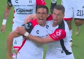 Djuka celebra el gol con el Atlas en el partido ante Chivas.