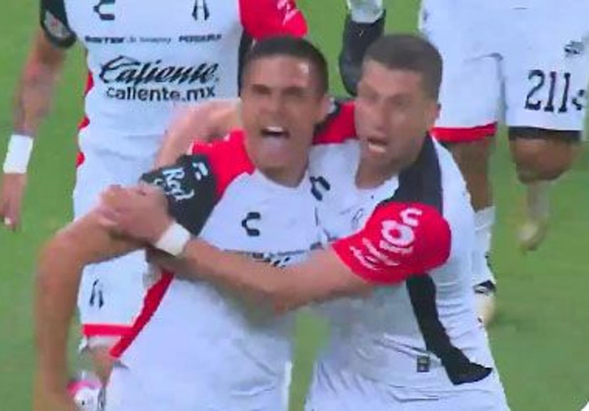 Djuka celebra el gol con el Atlas en el partido ante Chivas.