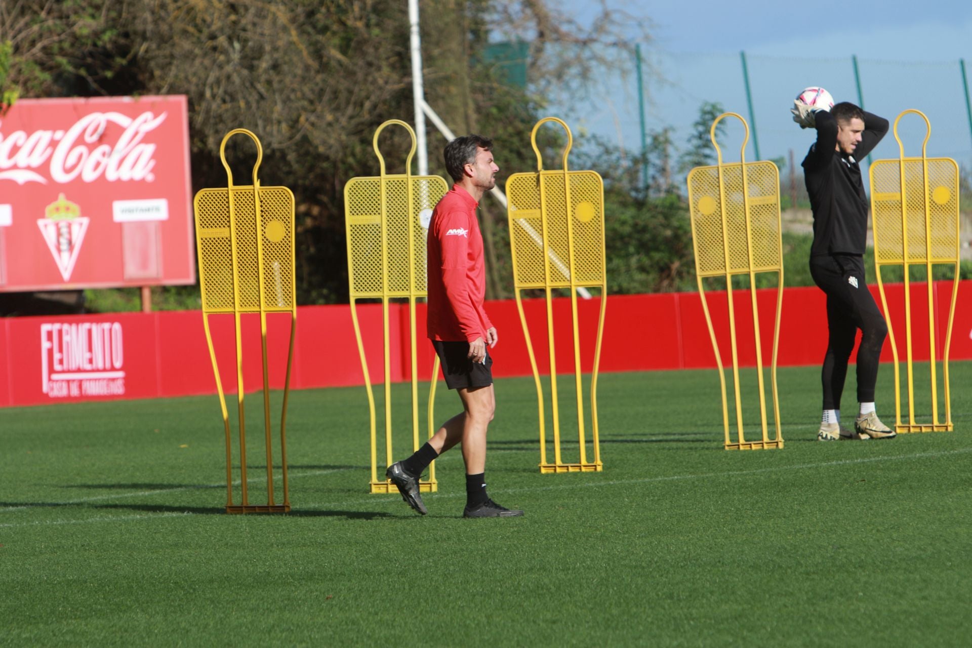 El Sporting se entrena en Mareo con la vista puesta en Riazor