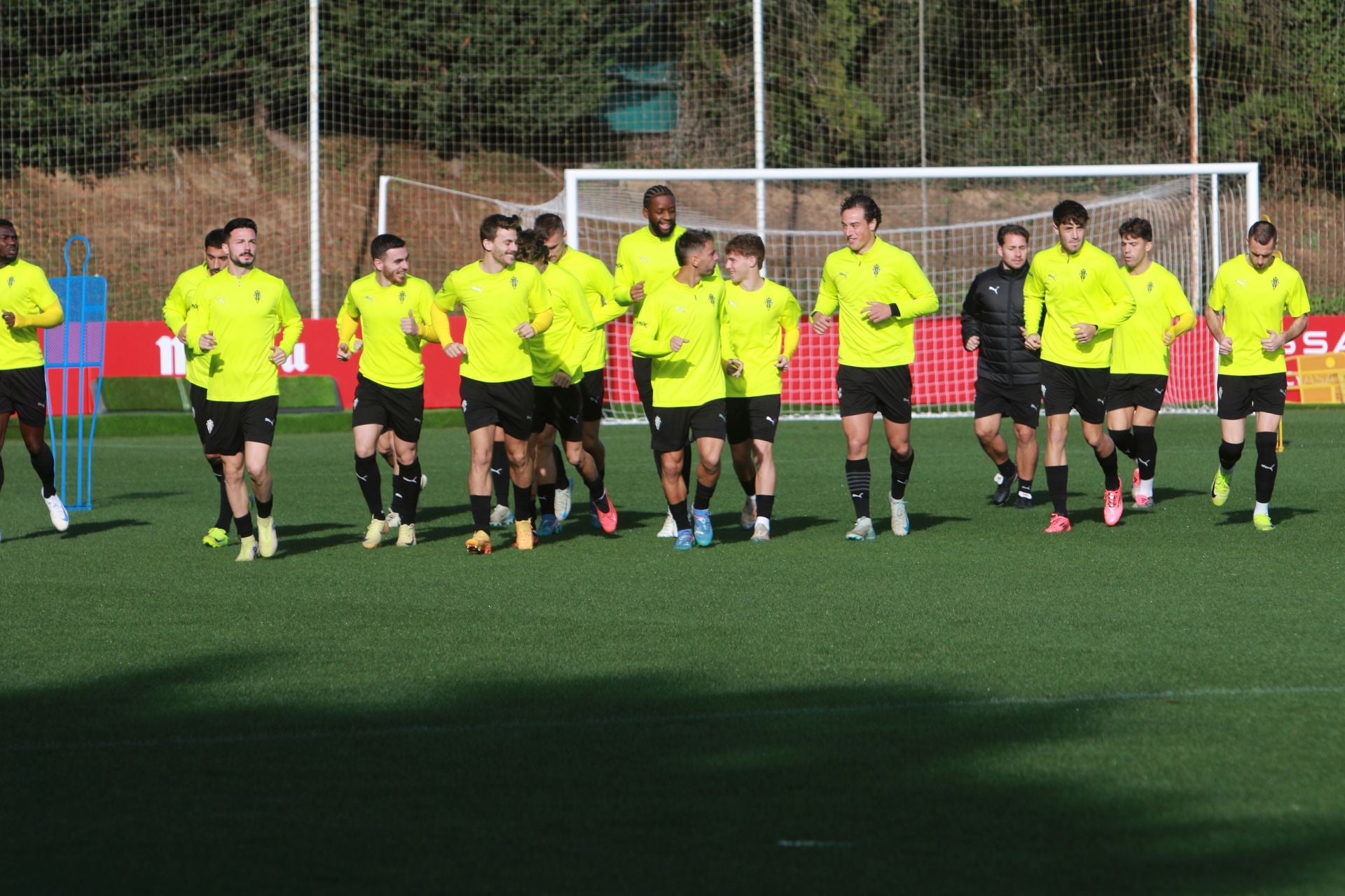 El Sporting se entrena en Mareo con la vista puesta en Riazor