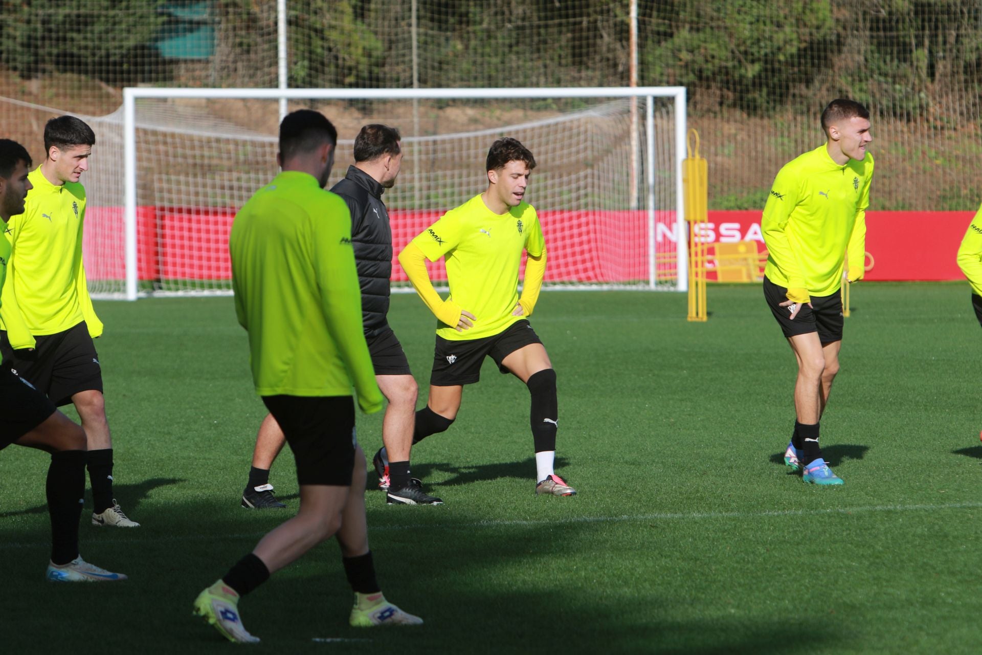 El Sporting se entrena en Mareo con la vista puesta en Riazor