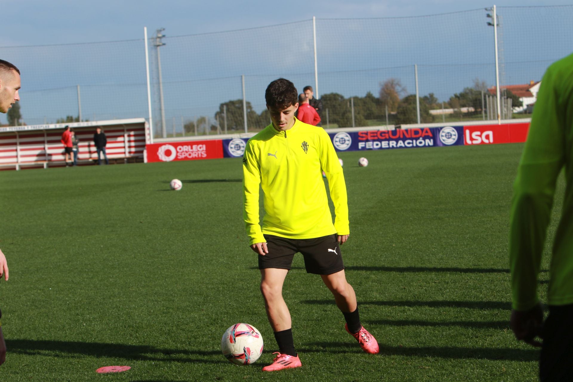 El Sporting se entrena en Mareo con la vista puesta en Riazor