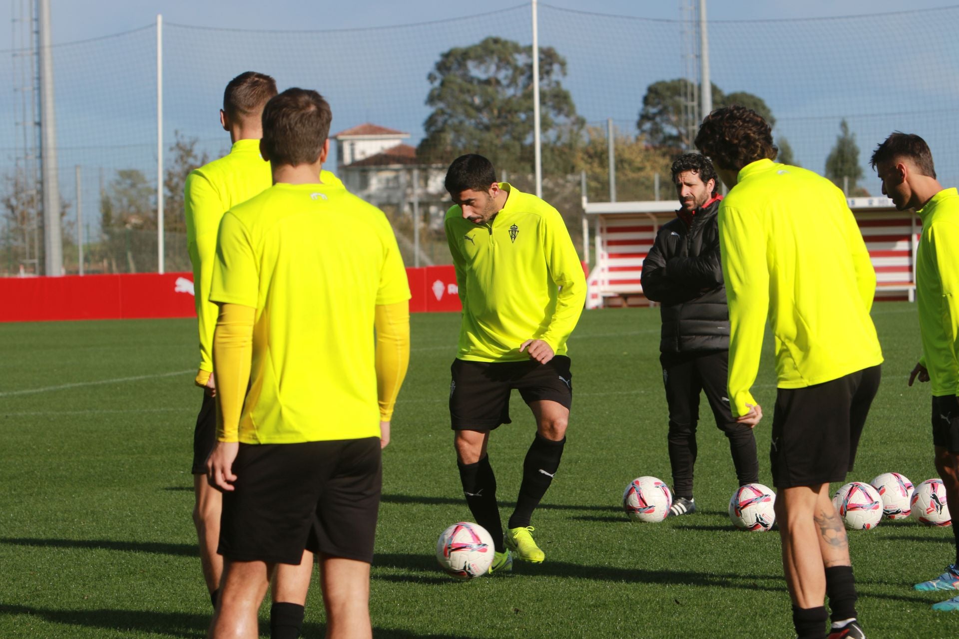 El Sporting se entrena en Mareo con la vista puesta en Riazor