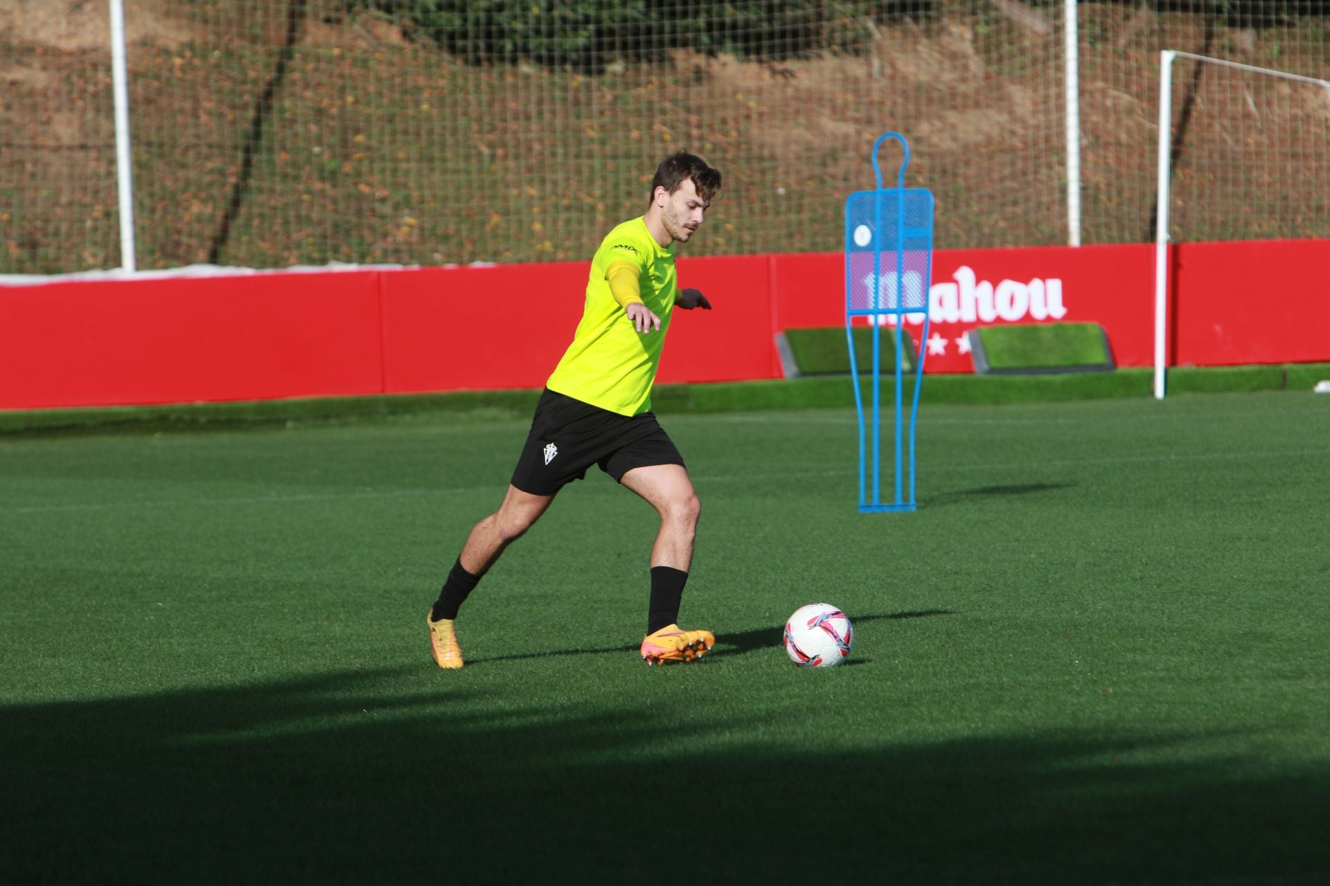 El Sporting se entrena en Mareo con la vista puesta en Riazor