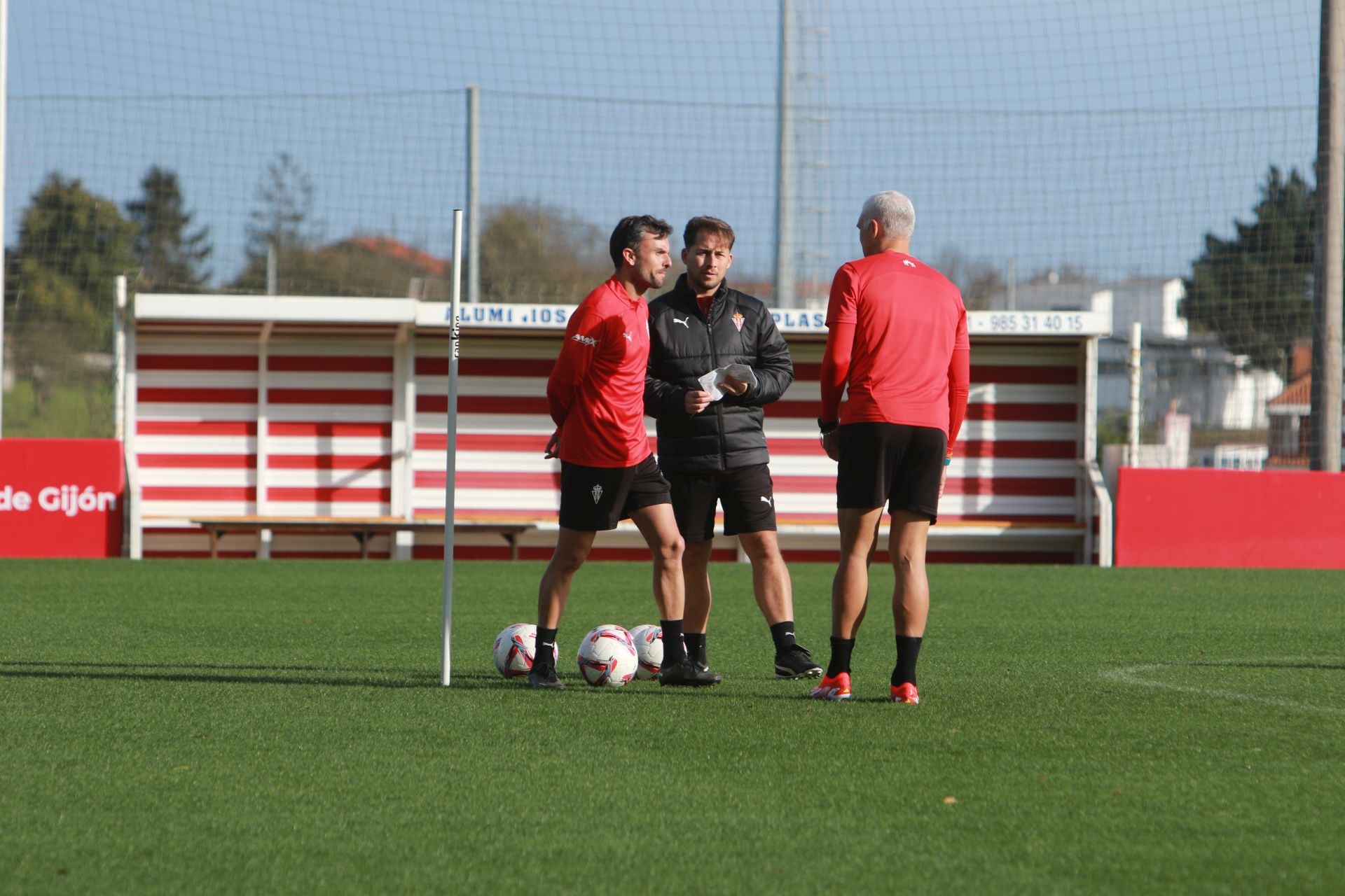 El Sporting se entrena en Mareo con la vista puesta en Riazor