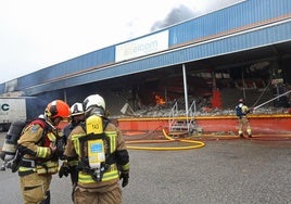 Efectivos de Bomberos de Asturias, en labores de extinción ayer en el polígono de Silvota.