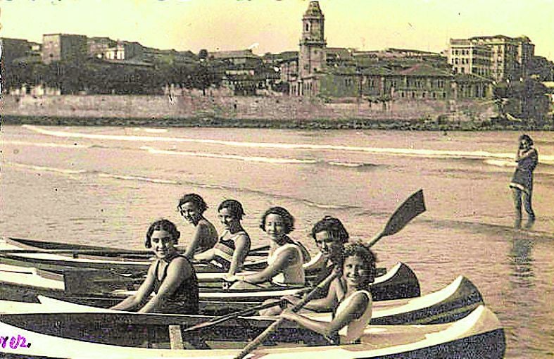 Agosto de 1935. Una de las poquísimas imágenes de la segunda torre que tuvo San Pedro. Constantino Suárez (MPA)