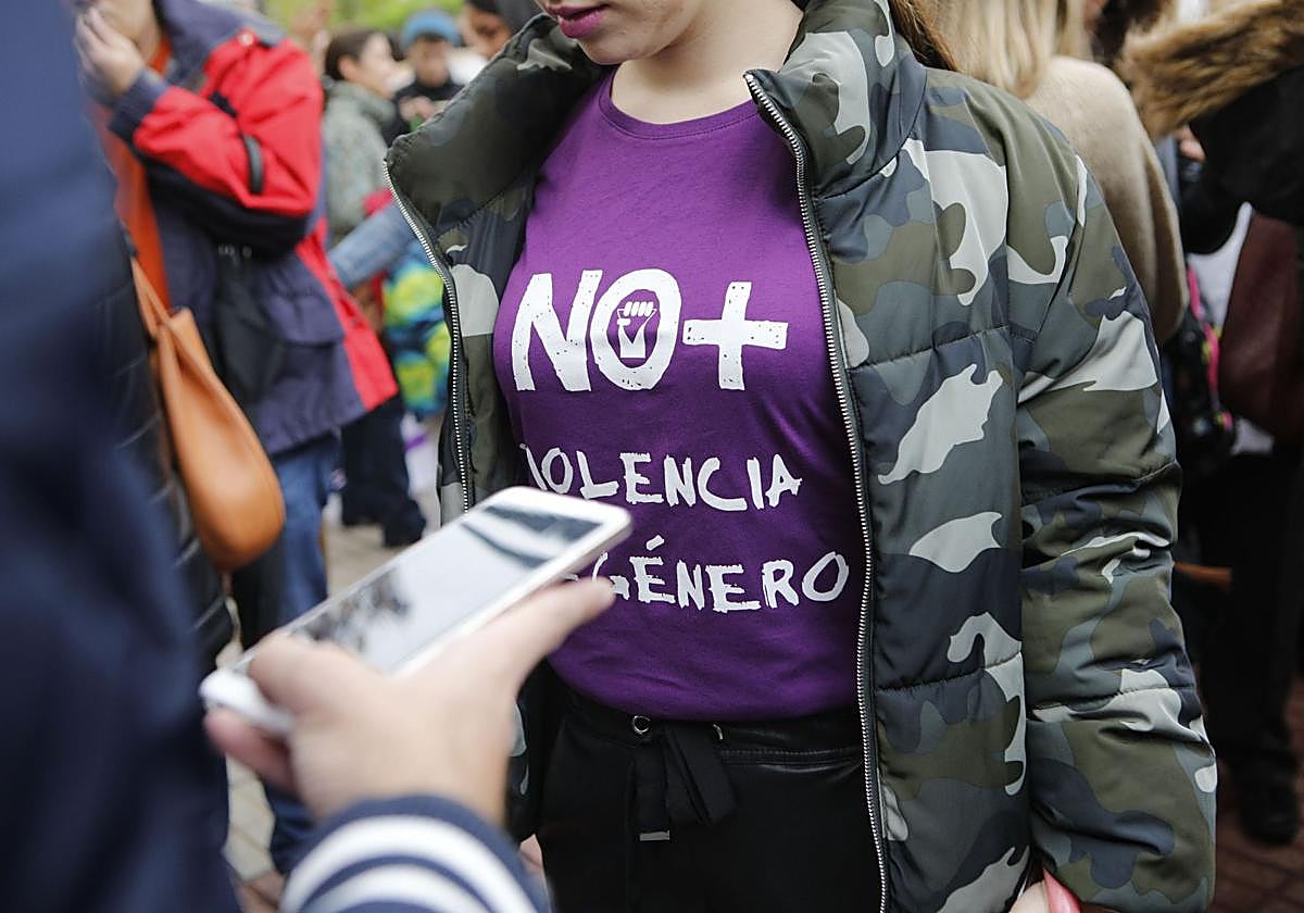 Una joven con una camiseta contra la violencia de género.