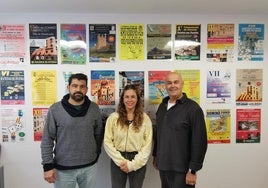 El presidente y secretario de la Federación Asturiana de Dominó, Luisma Cardeli y César Rodríguez, con la edil de Deportes, Aldana Rancaño.