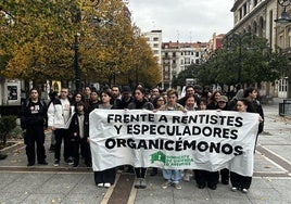 Protesta del Sindicato de la Vivienda de Asturias, ayer, en el paseo de Begoña.