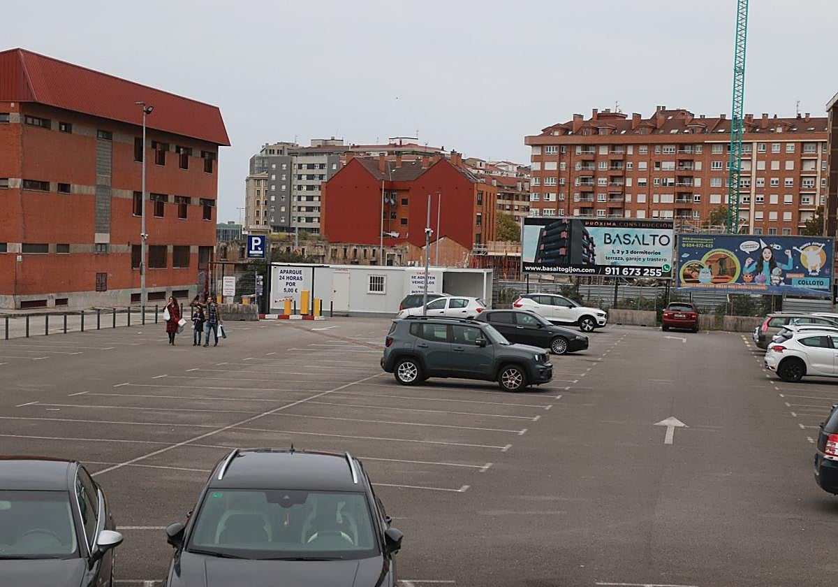Aparcamiento situado entre las calles Diario El Comercio y Luarca, sobre el que el PGO permite levantar un bloque de ocho alturas más ático.
