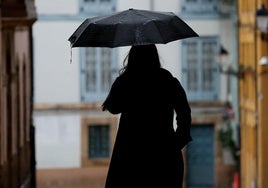 Elena, nombre ficticio, pasea por las calles de Oviedo.