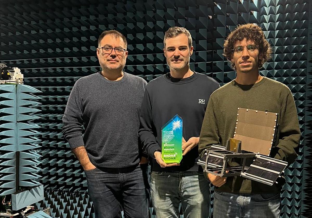Manuel Arrebola, Álvaro Fernández Vaquero y Sergio Menéndez Feito, investigadores del grupo de Teoría de la Señal y Comunicación de la Universidad de Oviedo, ganadores del premio Radar 2024 en la categoría spin-off.