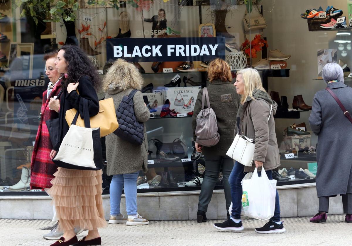 Rebajas del 'Black Friday' en un comercio de Oviedo.