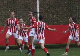 Una jugada del derbi femenino que se disputó esta tarde en Mareo.