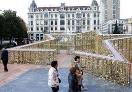 La gran estrella instalada en la plaza de la Escandalera será protagonista esta Navidad en Oviedo.