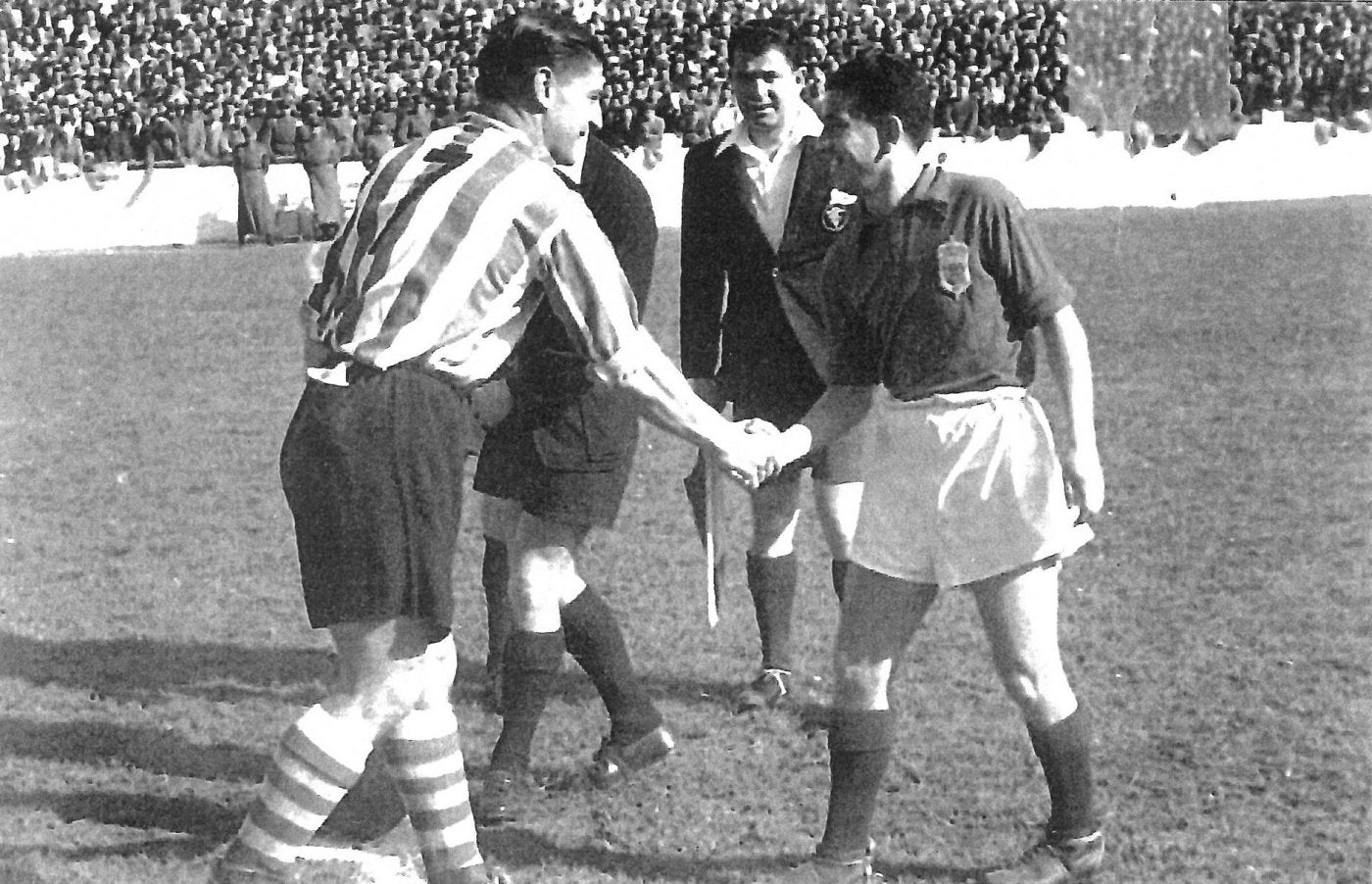 Los capitanes de Sporting y Oviedo, Cholo Dindurra y Goyín, se estrechan la mano antes de comenzar un partido.