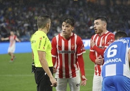 Nacho Méndez y Campuzano protestan al árbitro el posible penalti sobre Dubasin.