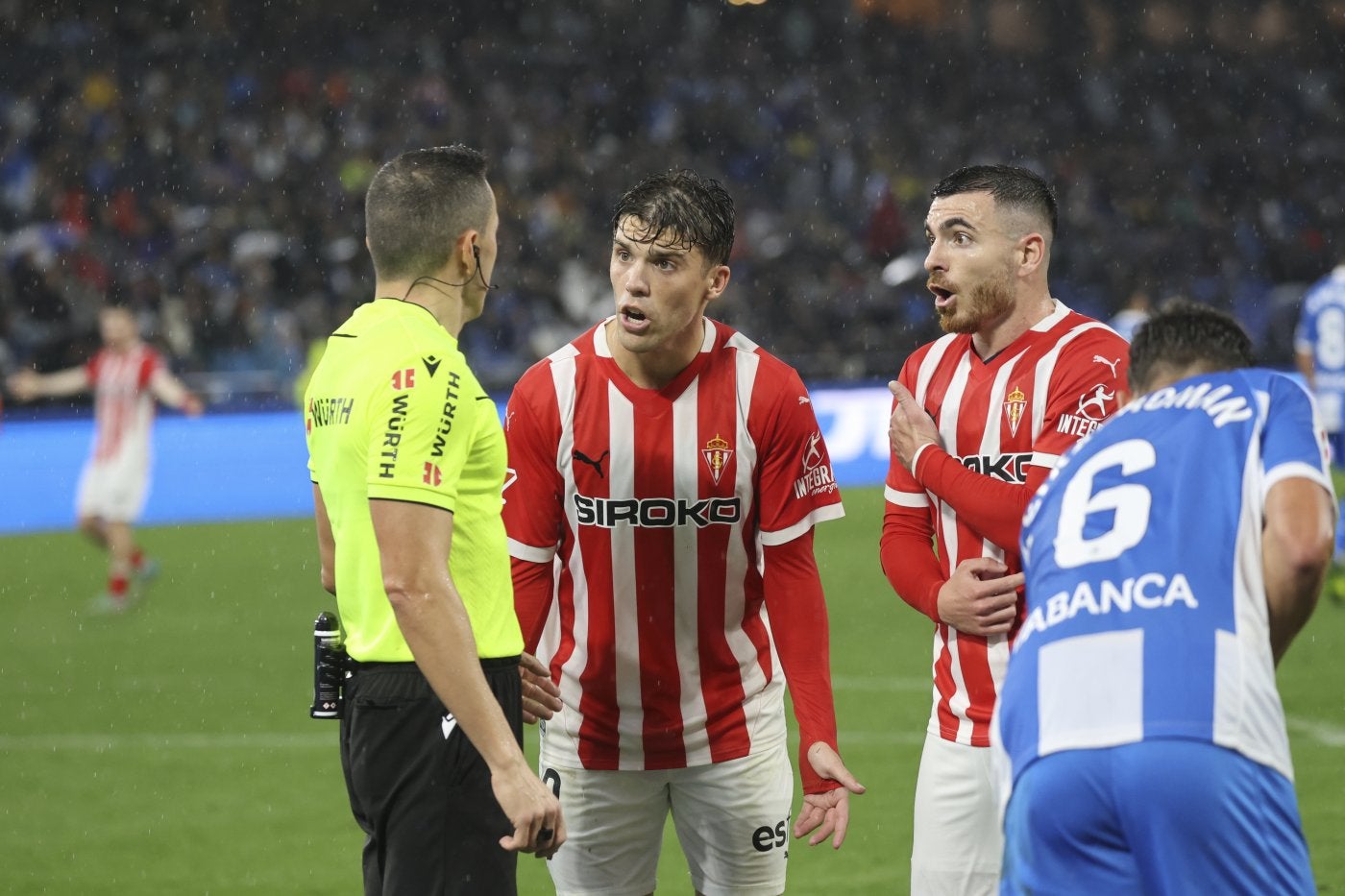 Nacho Méndez y Campuzano protestan al árbitro el posible penalti sobre Dubasin.