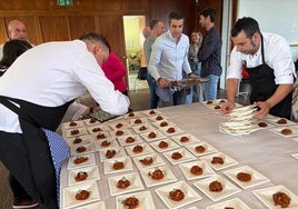 Personal de Ciudadela emplatando para dar de comer a 200 comensales en Suiza.